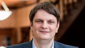 FOTO // Andrei Spînu, surprins cam trist, pe o stradă din Capitală